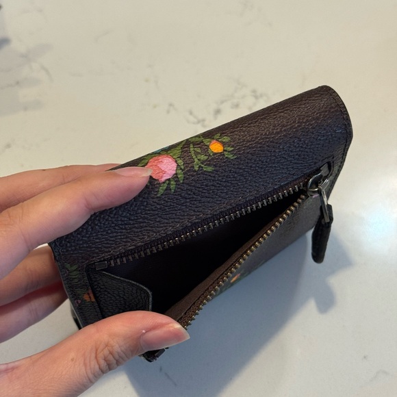 Coach Wyn Small Brown Leather Wallet with Floral Print - Picture 4 of 8